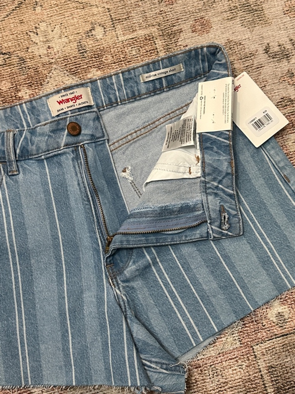Woman’s NWTs Wrangler Pin Stripe Blue Western Shorts